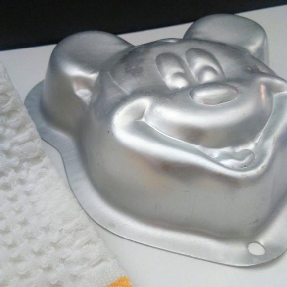 Wilton Mickey Mouse Individual Cake Pan Mini Mold - Picture 4 of 11